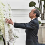 徐惠深主席暨諸首長前往大皇宮率領各位常執委于皇太后聖靈前跪拜並獻上花圈