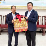 本館常務秘書周桂揚先生前來向徐惠深主席拜年祝福 徐惠深主席在主席室會見前來討論有關潮州會回獻詩麗吉皇太后贈經及獻功德儀式一事